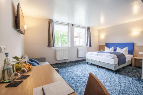 En eller flere senger på et rom på Hotel am Fjord