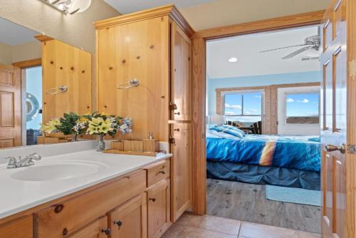 uma casa de banho com um lavatório e um quarto com uma cama em 23252 Rodanthe em Nags Head