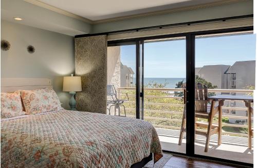 1 dormitorio con cama y vistas al océano en 2512 Villamare Penthouse Ocean View, en Hilton Head Island