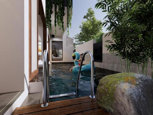 uma piscina numa casa com escorrega aquático em The Dragon Villa Hoi An em Hoi An