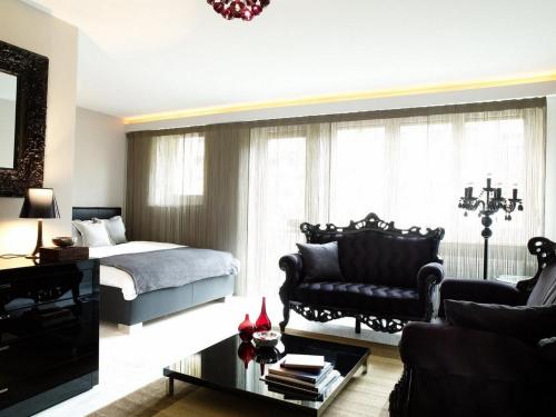 - un salon avec un lit et un canapé dans l'établissement VISIONAPARTMENTS Freyastrasse - contactless check-in, à Zurich