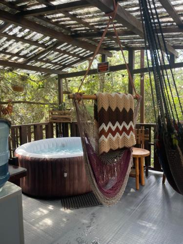 - un hamac sur une terrasse avec un bain à remous dans l'établissement Cabaña entre orquídeas, à Valle de Ángeles