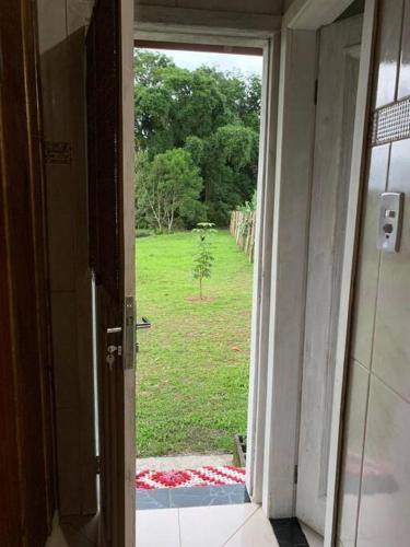 an open door with a view of a yard at CABANA-DAGA in São Francisco do Sul