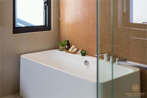 吉隆坡的住宿－ViiA Residences Kuala Lumpur, Five Senses，浴室配有白色水槽和浴缸。