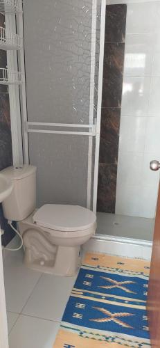 La salle de bains est pourvue d'une douche et de toilettes. dans l'établissement MI ESPERANZA, à Villavicencio