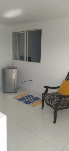 Zimmer mit einem Bett und einem Teppich auf dem Boden in der Unterkunft MI ESPERANZA in Villavicencio