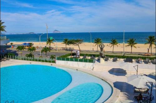 uitzicht op een zwembad en het strand bij Hotel Nacional in Rio de Janeiro
