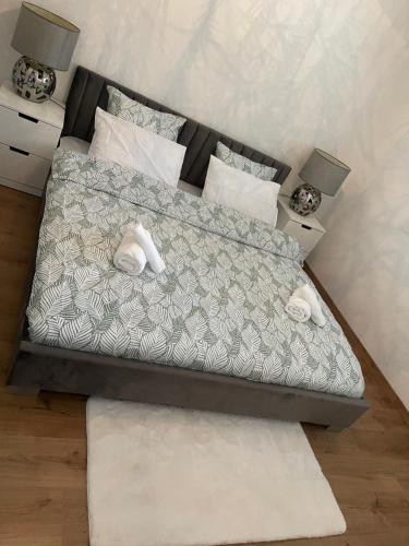 - un lit avec 2 serviettes dans une chambre dans l'établissement Elo Global Appart, à Buttes