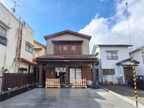 a building with two benches in front of it at A-UN lNN 会津若松 人気観光地へ車で10分 in Aizuwakamatsu