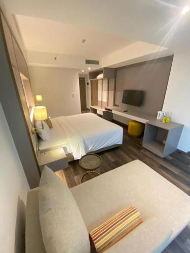 ein Hotelzimmer mit einem Bett und einem Sofa in der Unterkunft Lovina Haven Boutique Resort in Lovina