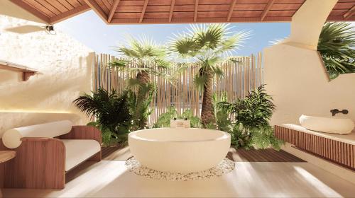 ein Badezimmer mit einer Badewanne und Palmen in der Unterkunft Lovina Haven Boutique Resort in Lovina