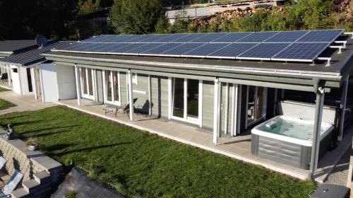 Jardin de l'établissement Wellnorama 1 - WellnessFerienhaus mit Pool, Sauna und eigenem Whirlpool mitten in Deutschland