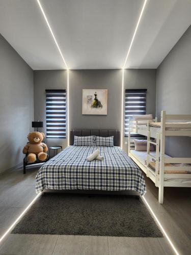Postel nebo postele na pokoji v ubytování Ipoh Eden Pool Villa Suites
