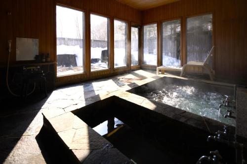 網走市にあるAbashiri - House - Vacation STAY 16445の窓付きの客室にはバスルーム(バスタブ付)が備わります。