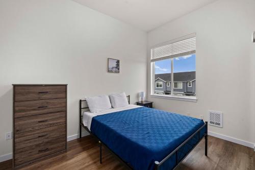 - une chambre avec un lit, une commode et une fenêtre dans l'établissement Urban Living: Stylish Apts in the Heart of Tacoma, à Tacoma