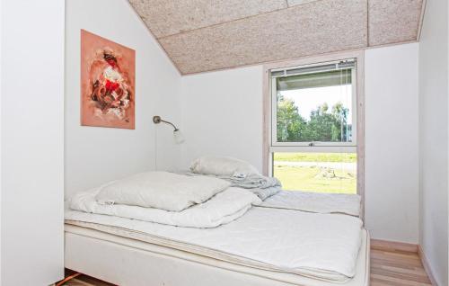 Posto letto in camera con finestra di Nice Home In Slagelse With Kitchen a Slagelse