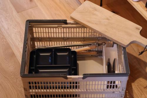 a basket with utensils in it on a wooden floor at lamp yamanaka-山中湖 河口湖 プライベートヴィラ-132平米-最大10名-BBQ無料-乳幼児可-長期滞在設備充実-山中湖車5分-河口湖車20分 in Yamanakako