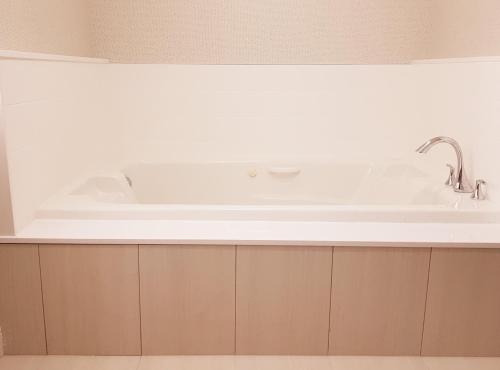 une baignoire blanche installée au-dessus d'un comptoir de cuisine dans l'établissement Holiday Inn Express and Suites Surrey, an IHG Hotel, à Surrey