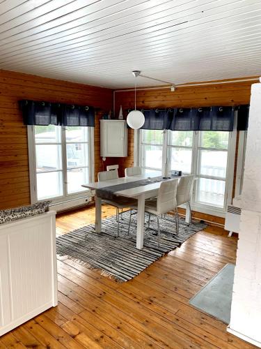 ein Esszimmer mit einem Tisch und Stühlen in der Unterkunft Villa Venekoski in Jyväskylä