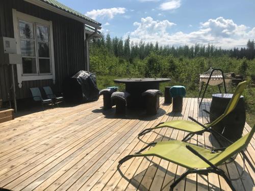 eine Terrasse mit Stühlen und einem Tisch auf einem Haus in der Unterkunft Villa Venekoski in Jyväskylä