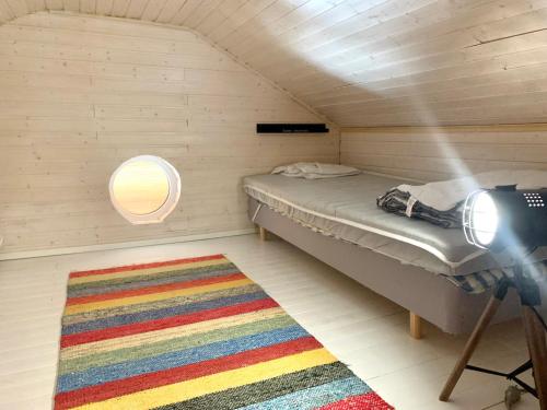 Cette petite chambre comprend un lit et une caméra. dans l'établissement Villa Venekoski, à Jyväskylä