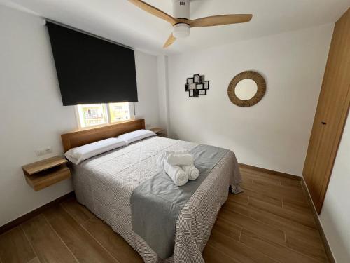 um quarto com uma cama com duas toalhas em Alojamiento Joan Miro em Torremolinos