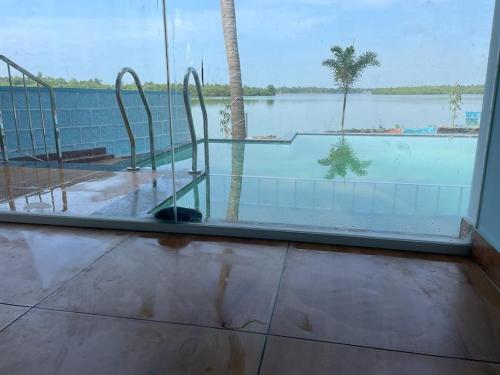 マンガロールにあるBlue Lagoon Homestayの水の景色を望む窓付きの部屋