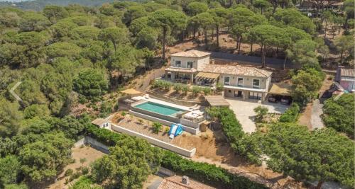 une vue aérienne d'une maison avec piscine dans l'établissement Villa Gigaro, à La Croix-Valmer