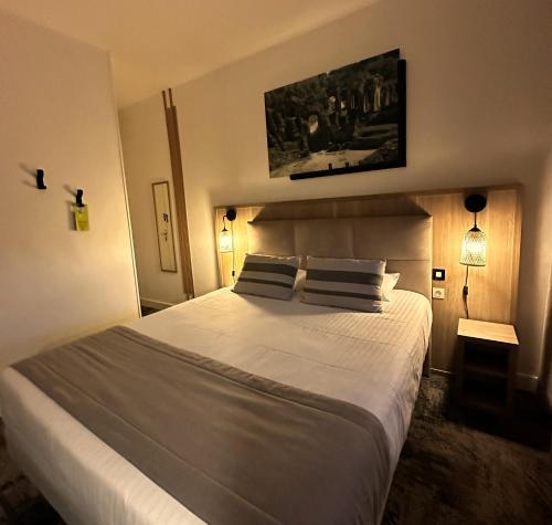 Ein Bett oder Betten in einem Zimmer der Unterkunft Logis Le Passiflore Cognac