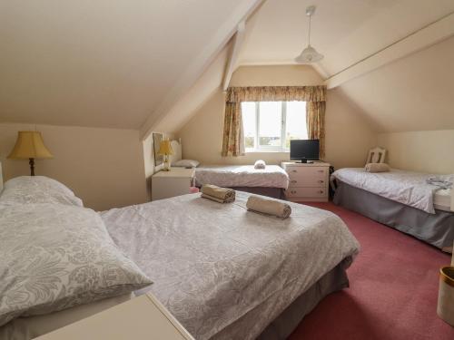 ブリドリントンにあるRyburn Lodgeの屋根裏のベッドルーム(ベッド2台、窓付)