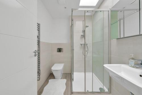 y baño con ducha, aseo y lavamanos. en 3 bedroom house in Bricket wood, St Alban en Garston