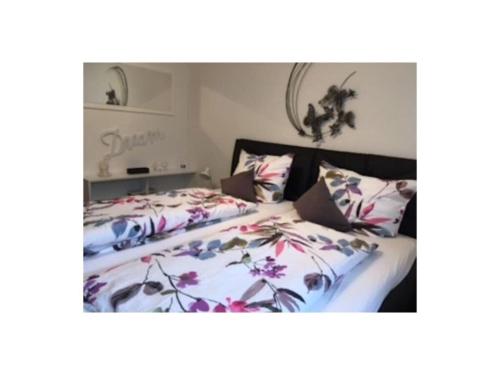 Un dormitorio con una cama con flores. en Huis Hochfirst Appartement 10, en Titisee-Neustadt
