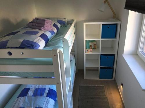 ein kleines Schlafzimmer mit einem Etagenbett und Regalen in der Unterkunft Ostbake Modern retreat in Wangerooge