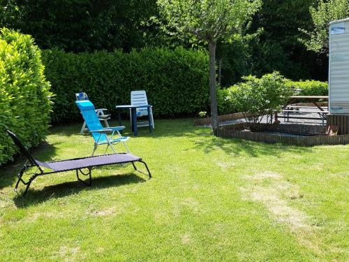 Ein Garten an der Unterkunft Well-equipped mobile home with garden in Normandy