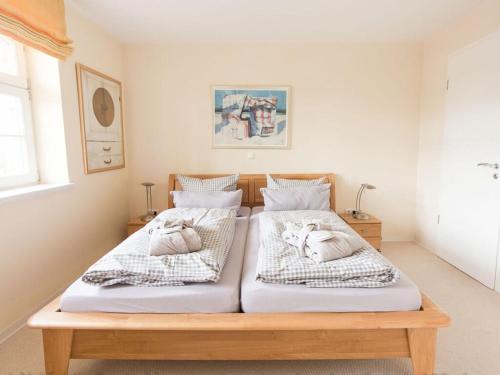 1 dormitorio con 2 camas con almohadas en 14 Böhler Brise Modern retreat, en Sankt Peter-Ording