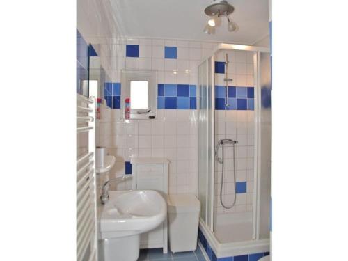 une salle de bain avec un lavabo, une douche et des toilettes dans l'établissement Huijsmansverhuur Type B de Luxe Grevelingen 24, à Ouddorp