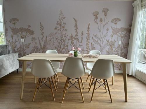 a dining room with a table and chairs at Huijsmansverhuur Type C Comfort Plus Vlier 1 in Ouddorp