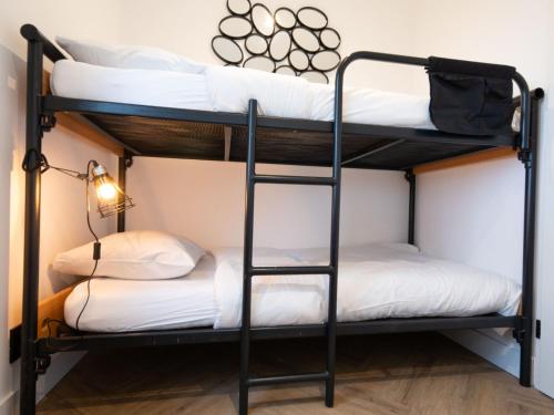 Cette chambre dispose de lits superposés et de 2 lits superposés. dans l'établissement Wellness Bungalow with whirlpool and sauna, à Zevenhuizen