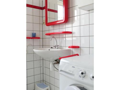 a white bathroom with a sink and a mirror at Huijsmansverhuur Type B de Luxe Grevelingen 15 in Ouddorp