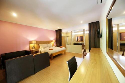 une chambre d'hôtel avec un lit et un salon dans l'établissement Amor Resort Koh Rong, à Koh Rong