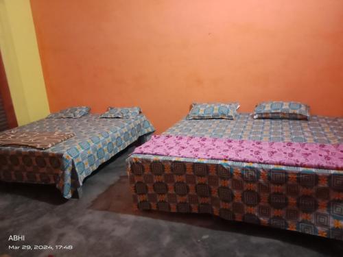 twee bedden naast elkaar in een kamer bij Shail guest house in Ayodhya