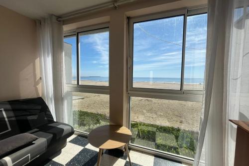 Spacious 60 m nest with sea view