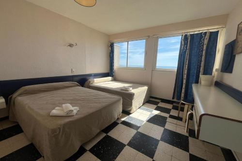 une chambre d'hôtel avec un lit et une fenêtre dans l'établissement Spacious 60 m nest with sea view, à Port-la-Nouvelle