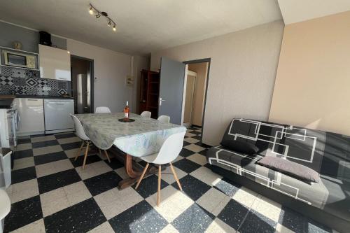 - une cuisine et une salle à manger avec une table et un canapé dans l'établissement Spacious 60 m nest with sea view, à Port-la-Nouvelle