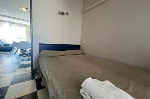 - une chambre avec un lit et une chambre avec une table dans l'établissement Spacious 60 m nest with sea view, à Port-la-Nouvelle