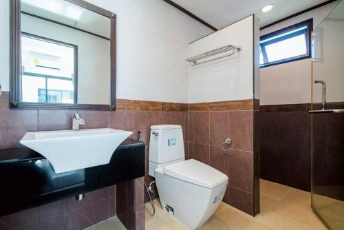 La salle de bains est pourvue de toilettes, d'un lavabo et d'un miroir. dans l'établissement ZEN2 Pool Villa Hua Hin, à Hua Hin