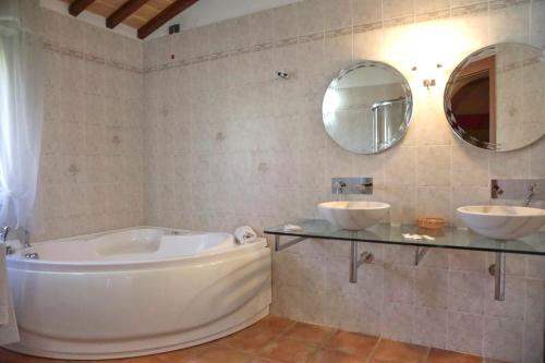 Al Brunello في مونتالشينو: حمام أبيض مع مغسلتين وحوض استحمام