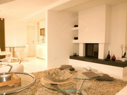 a living room with a glass table and a kitchen at VISIONAPARTMENTS Gerechtigkeitsgasse - contactless check-in in Zürich