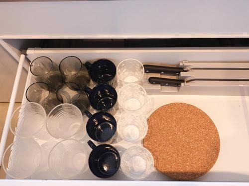 a drawer filled with lots of plastic cups and a cork at A-UN lNN 会津若松 人気観光地へ車で10分 in Aizuwakamatsu