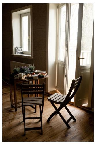 - une salle à manger avec une table, deux chaises, une table et une table dans l'établissement Pērlerada room, à Engure